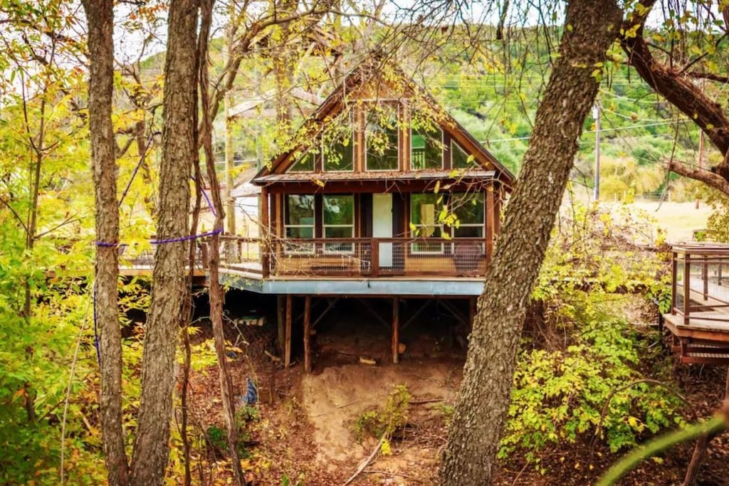 A cabin in the woods with trees around it