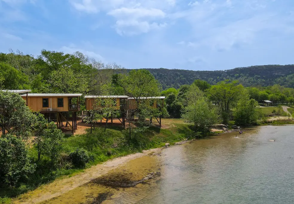 A house on the shore of a lake